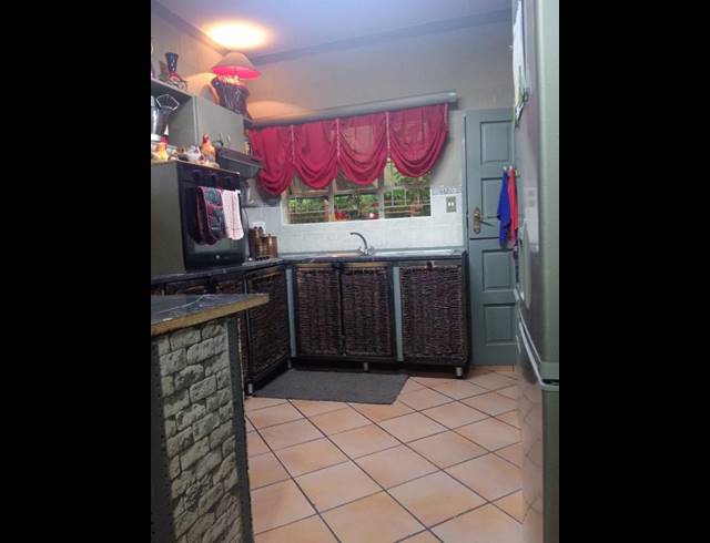 3 BEDROOM TOWNHOUSE FOR SALE IN VANDERBIJLPARK CE 2